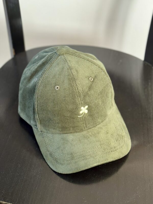Cord-Cap mit Glücksklee / Olive
