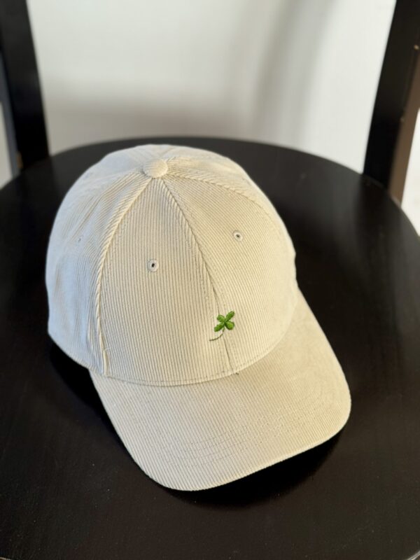 Cord-Cap mit Glücksklee / Beige